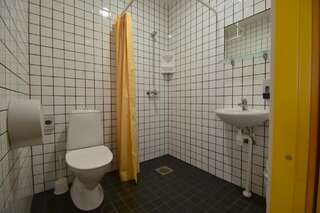 Хостелы Saare Automatic Hostel Пярну Cемейный номер с собственной ванной комнатой-8